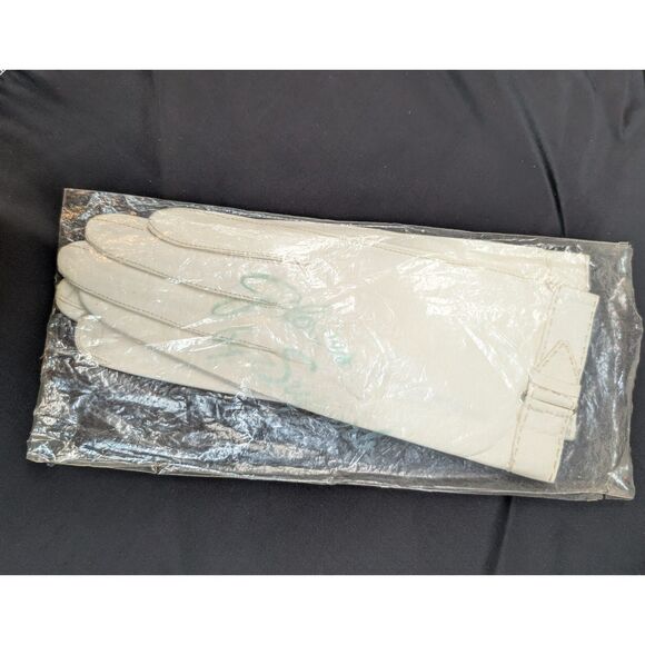 Superb Accessories - NWT White Kidskin Washable Gloves, size M